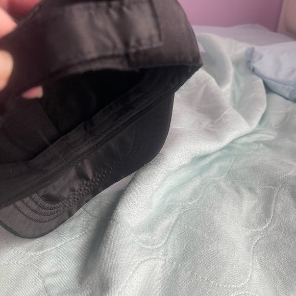 Black cap for women, reversible sequin heart. velcro closure. One size. - Picture 3 of 5